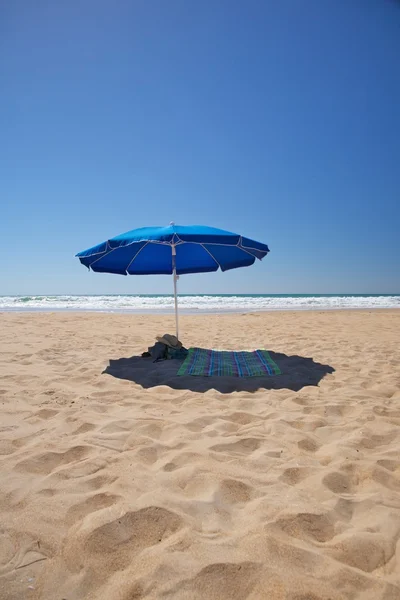 Самотня парасолька від сонця — стокове фото
