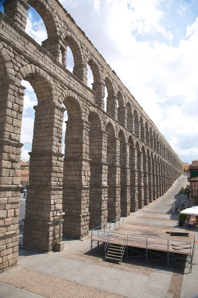 Длинный древний акведук — стоковое фото