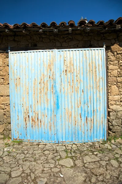Metalen blauwe deur — Stockfoto