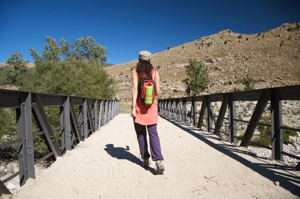 Metall bridge och trekking kvinna — Stockfoto