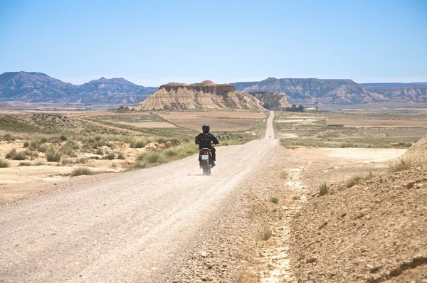 Motorrad auf Wüstenstraße — Stockfoto