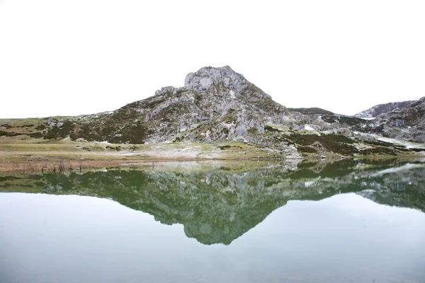 Montanha refletida na água — Fotografia de Stock