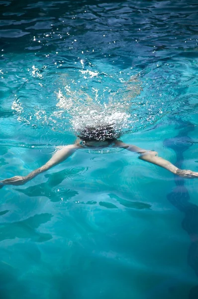 Abra os braços para baixo da água — Fotografia de Stock