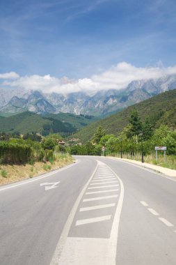 Picos de europa dağlar bulutlar ile