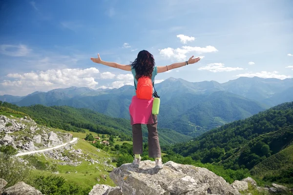 Glückliche trekkingfrau in picos de europa — Stockfoto