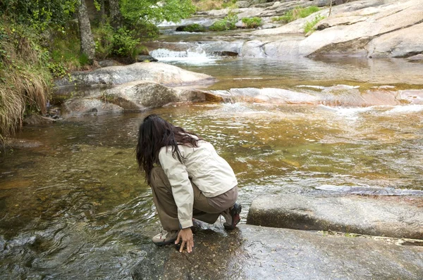 Woman next to river — Stock Photo, Image