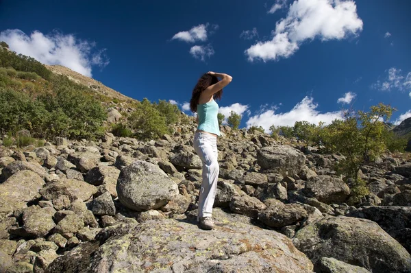 Frau auf Felsenmeer — Stockfoto