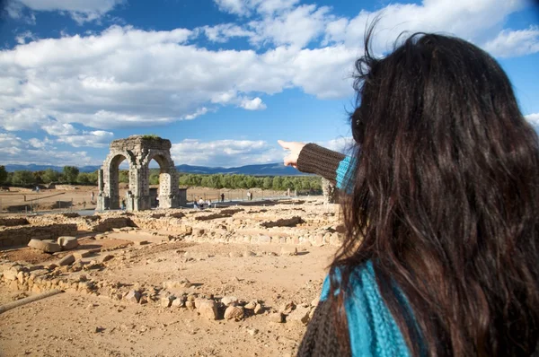 Kvinna som pekar romersk ruin — Stockfoto