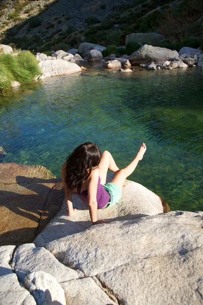 Donna seduta in un lago a Gredos — Foto Stock
