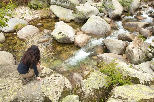 川の横に不法占拠する女 — ストック写真