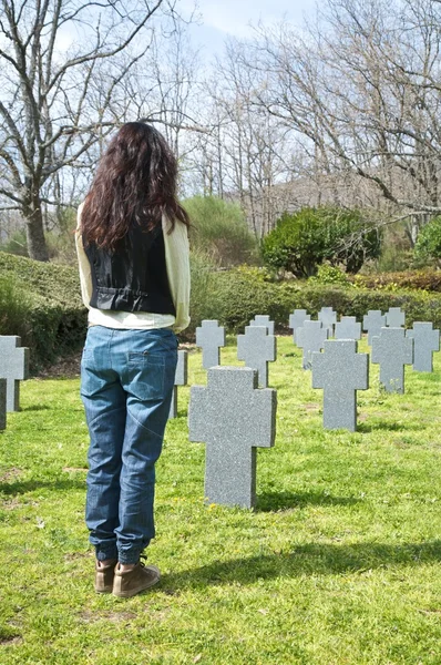 Kvinnan står på en kyrkogård — Stockfoto