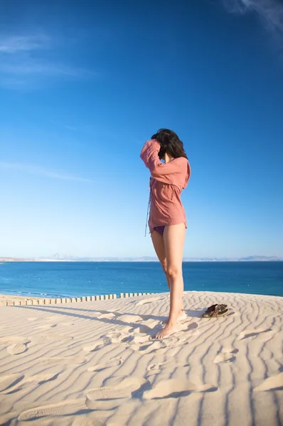 Mulher levanta-se na praia andaluza — Fotografia de Stock