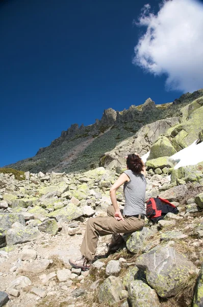 Žena přihlížející vrchol hory — Stock fotografie