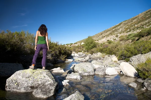 川の岩を見ている女性 — ストック写真