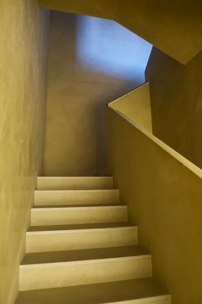 Желтая лестница — стоковое фото