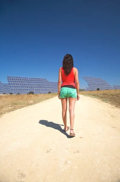 Caminhando para painéis solares em Cádiz — Fotografia de Stock