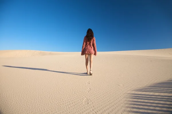 Marcher vers l'horizon de sable — Photo