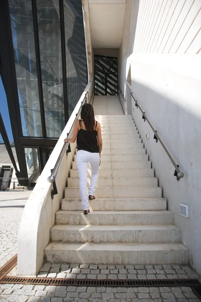 Pantalones vaqueros blancos mujer en escaleras —  Fotos de Stock