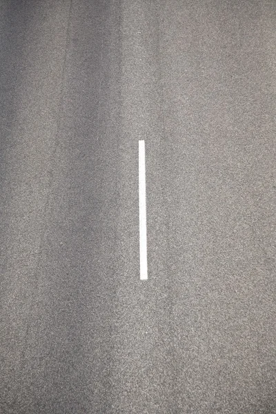Linha branca no asfalto — Fotografia de Stock