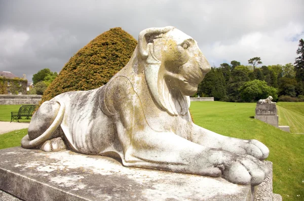 Escultura de león blanco —  Fotos de Stock