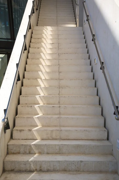 Білий кам'яними сходами — стокове фото