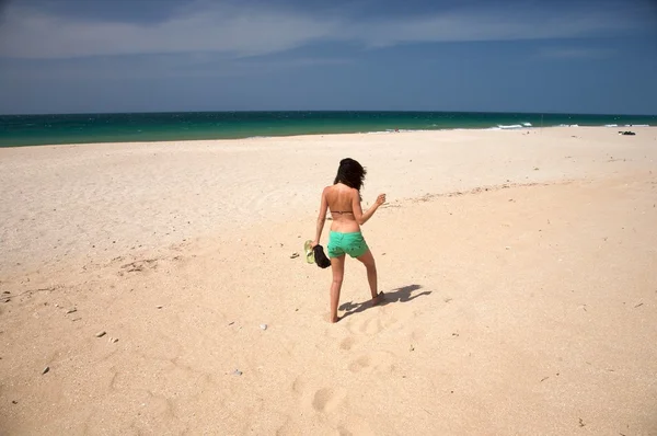अकेला समुद्र तट पर महिला — स्टॉक फ़ोटो, इमेज