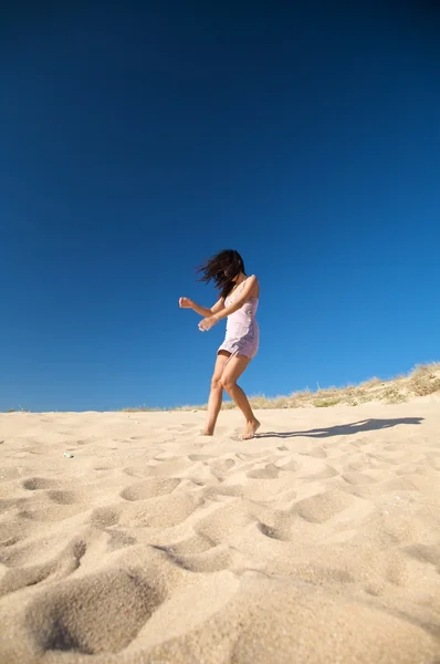 在沙滩上跳舞的女人 — 图库照片