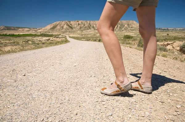 女人的脚在沙漠路 — 图库照片