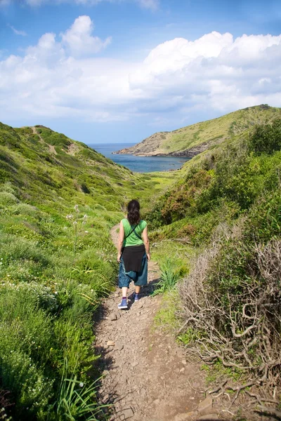 Woman hiking towards sea — Stock Photo, Image