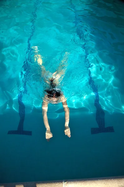 Donna immergersi in una piscina — Foto Stock