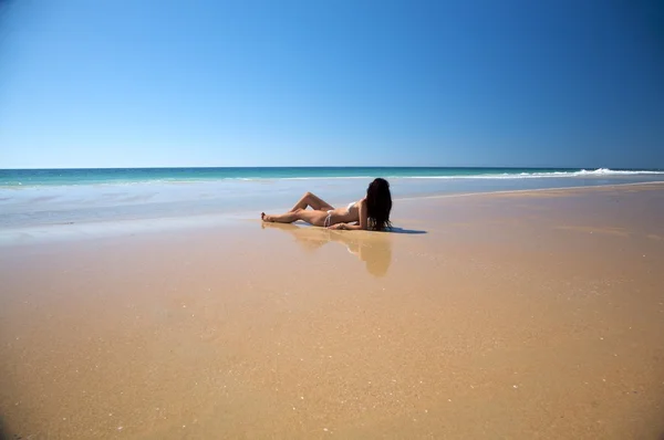 해변에서 내려 여자 거짓말 — 스톡 사진