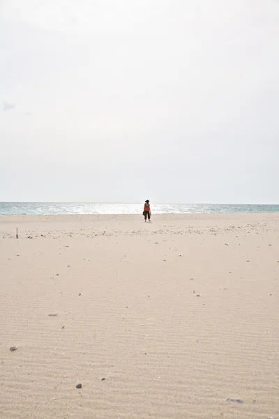 Vrouw volgende zee bij strand lances — Stockfoto