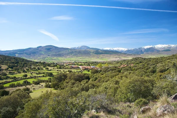 Dorf Tal bei Gredos Berge — Stockfoto