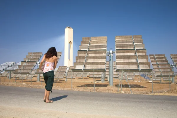 Marcher à la centrale solaire — Photo