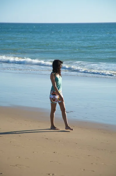 Lopen op blote voeten op het strand — Stockfoto
