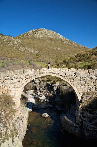 Chodzenie na starożytny most — Zdjęcie stockowe
