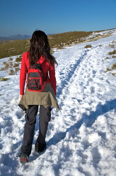 Wandern auf langem Schneeweg — Stockfoto