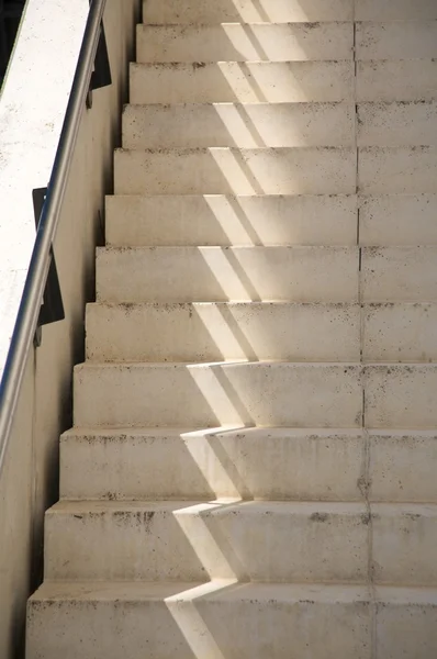 Білий кам'яні сходи — стокове фото