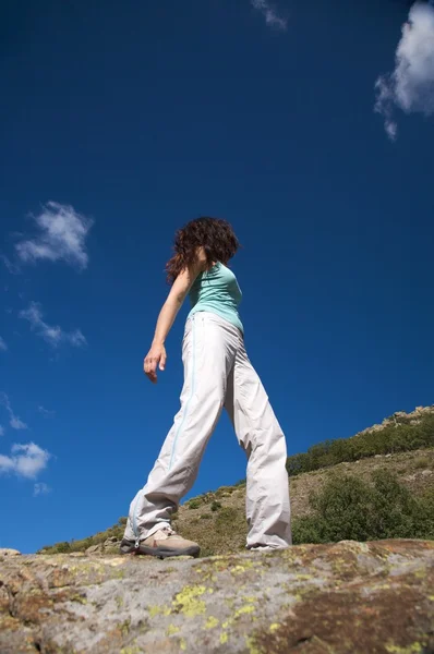 Pantalones blancos mujer en roca —  Fotos de Stock