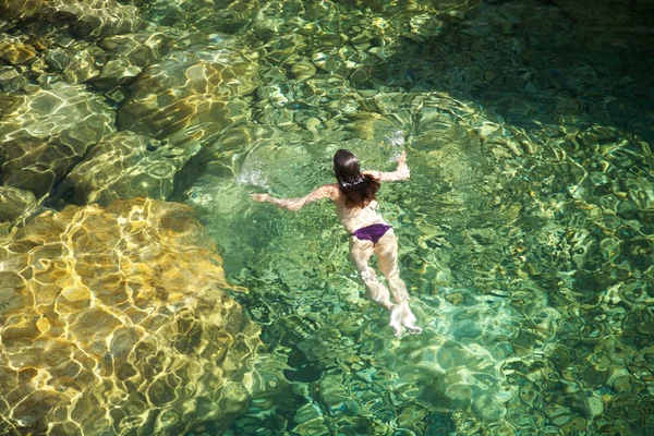 Witte vrouw in groen water — Stockfoto
