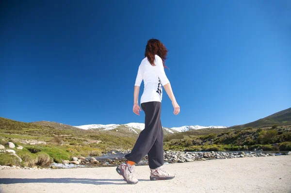 Mujer blanca caminando por el país —  Fotos de Stock