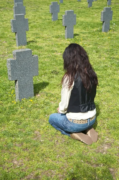 Женщина у надгробия — стоковое фото