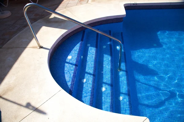 Azulejos escaleras piscina — Foto de Stock