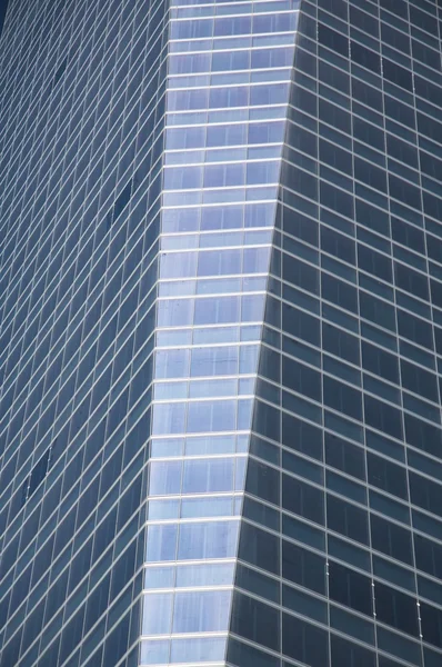 Torn med rektangulära fönster — Stockfoto