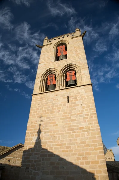 Turm mit roten Glocken — Stockfoto