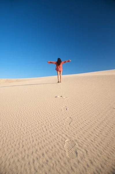 沙漠沙丘上快乐的女人 — 图库照片