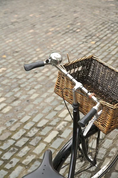 Alte Fahrradkorbtasche — Stockfoto