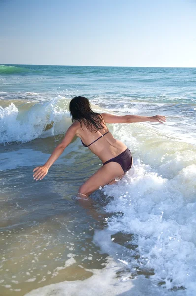 Brincando com ondas — Fotografia de Stock