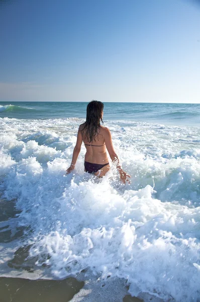 Pretty woman on wave — Stock Photo, Image