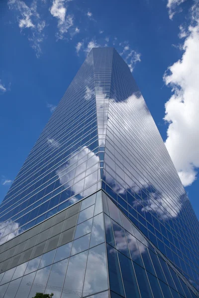 Nubes en rascacielos —  Fotos de Stock